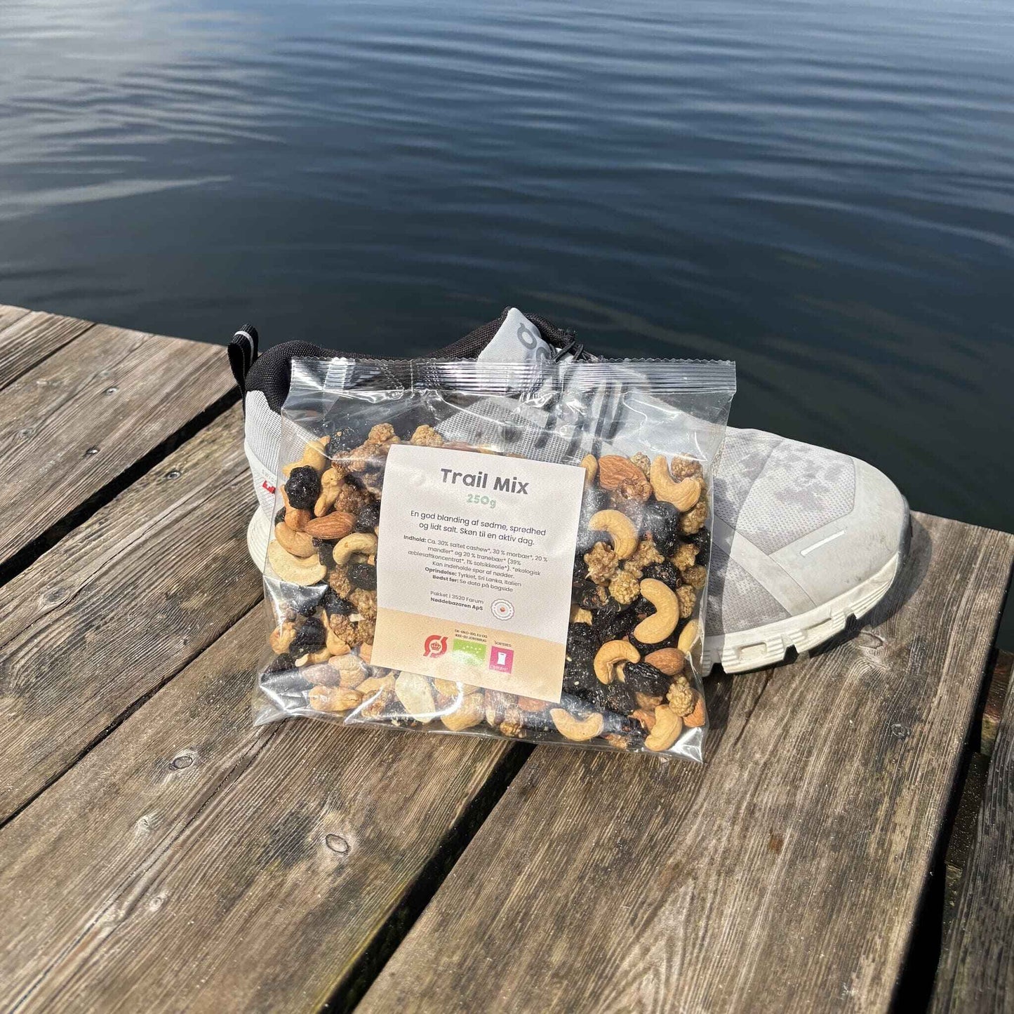 En emballagepakke fyldt med morbær, saltede cashewnødder, mandler og tranebær.